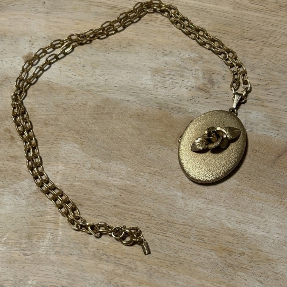 Vintage Giovanni Gold Toned Rose Locket